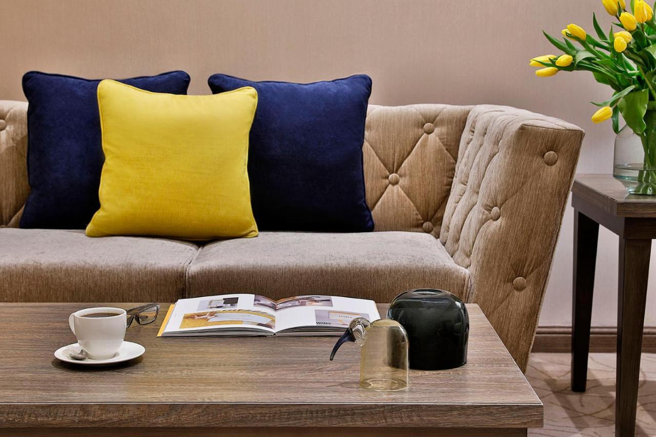 Hotel Voco Al Khobar By Ihg Exteriér fotografie A sofa with cushions