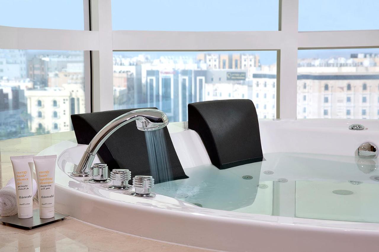 Hotel Voco Al Khobar By Ihg Exteriér fotografie A modern bathtub