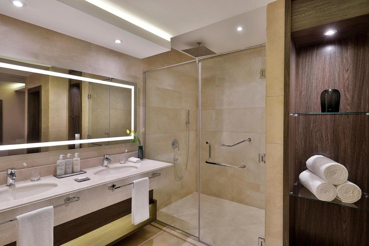 Hotel Voco Al Khobar By Ihg Exteriér fotografie A shower enclosure