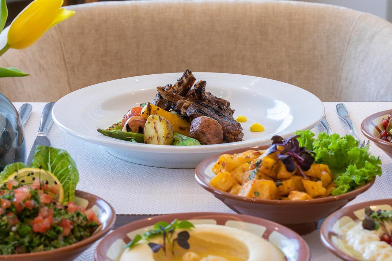 Hotel Voco Al Khobar By Ihg Exteriér fotografie A selection of dishes at the restaurant